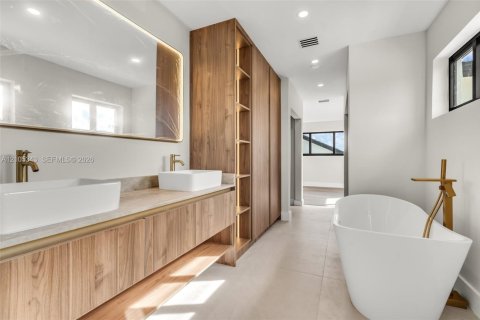 Villa ou maison à vendre à Miami, Floride: 3 chambres, 192.77 m2 № 2414756 - photo 26