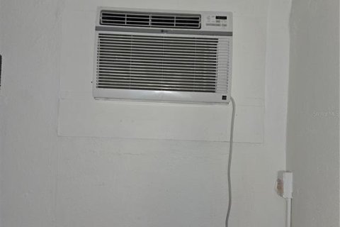 Propiedad comercial en alquiler en Saint Petersburg, Florida, 832.22 m2 № 1912363 - foto 9