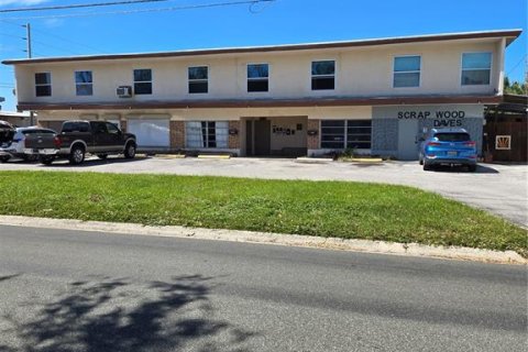 Propiedad comercial en alquiler en Saint Petersburg, Florida, 832.22 m2 № 1912363 - foto 1