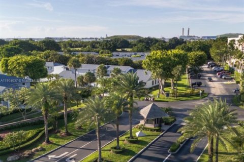 Condo in Doral, Florida, 3 bedrooms № 1957155 - photo 27