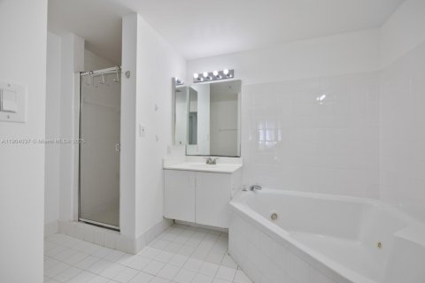 Condo in Doral, Florida, 3 bedrooms № 1957155 - photo 15