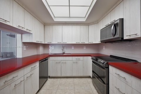 Condo in Doral, Florida, 3 bedrooms № 1957155 - photo 13