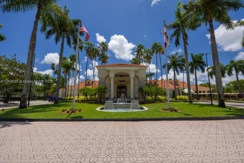 Condo in Doral, Florida, 3 bedrooms № 1957155 - photo 1