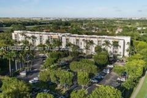 Condo in Doral, Florida, 3 bedrooms № 1957155 - photo 25