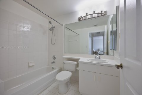 Condo in Doral, Florida, 3 bedrooms № 1957155 - photo 16