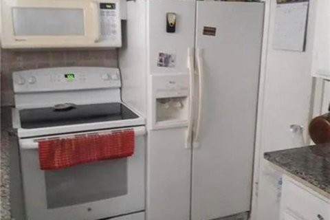 Condo in Lauderhill, Florida, 2 bedrooms № 2177036 - photo 9