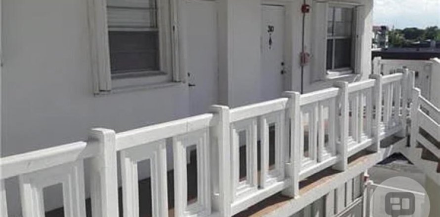 Condo in Lauderhill, Florida, 2 bedrooms № 2177036