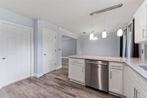 Townhouse in Valrico, Florida 2 bedrooms, 135.73 sq.m. № 1899188 - photo 11