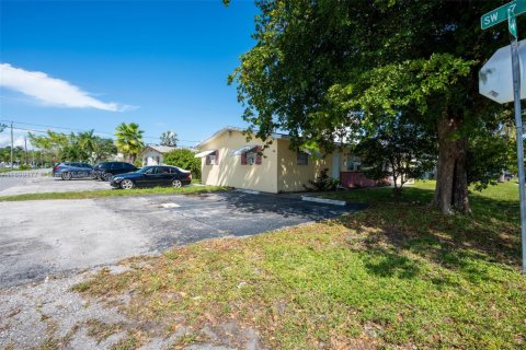Propiedad comercial en venta en Hallandale Beach, Florida, 159.98 m2 № 1952597 - foto 5