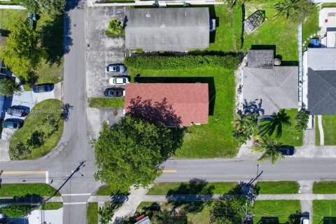 Propiedad comercial en venta en Hallandale Beach, Florida, 159.98 m2 № 1952597 - foto 1