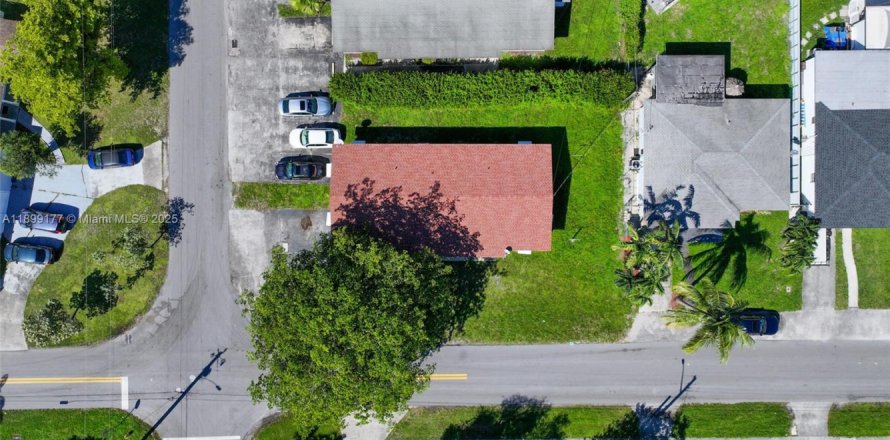 Propiedad comercial en Hallandale Beach, Florida 159.98 m2 № 1952597