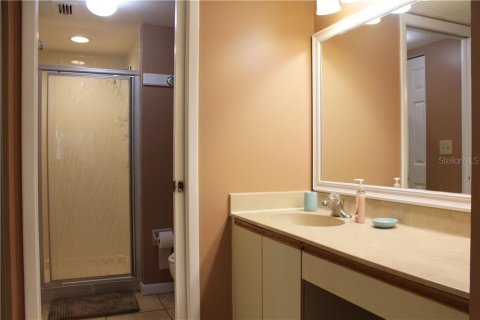 Condo in Bradenton, Florida, 2 bedrooms  № 213422 - photo 15