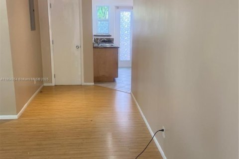 Villa ou maison à louer à Fort Lauderdale, Floride: 1 chambre, 61.32 m2 № 1872064 - photo 10
