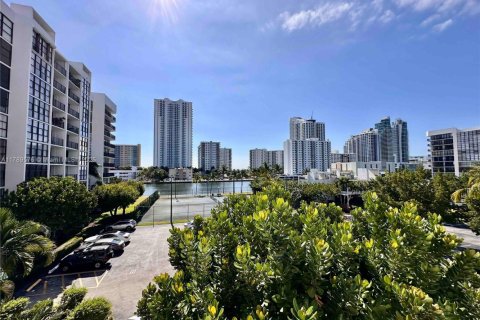 Copropriété à vendre à Hallandale Beach, Floride: 2 chambres, 99.87 m2 № 1688895 - photo 15