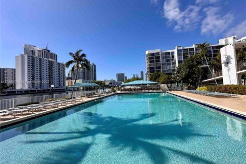 Copropriété à vendre à Hallandale Beach, Floride: 2 chambres, 99.87 m2 № 1688895 - photo 24