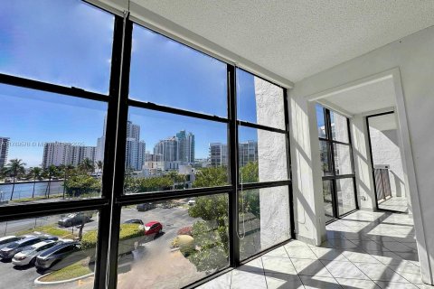 Copropriété à vendre à Hallandale Beach, Floride: 2 chambres, 99.87 m2 № 1688895 - photo 1
