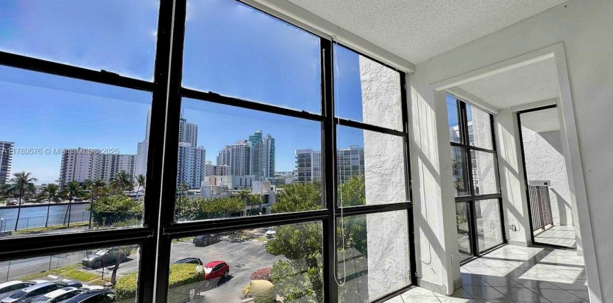 Condo à Hallandale Beach, Floride, 2 chambres  № 1688895