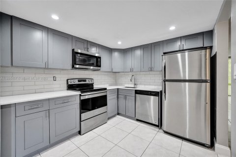 Copropriété à vendre à Coral Springs, Floride: 2 chambres, 125.42 m2 № 1948147 - photo 1