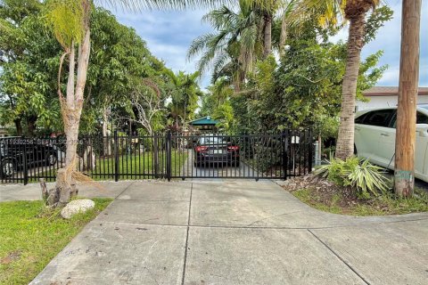 Снять в аренду виллу или дом в Майами, Флорида 2 спальни, 135.36м2, № 1989391 - фото 24