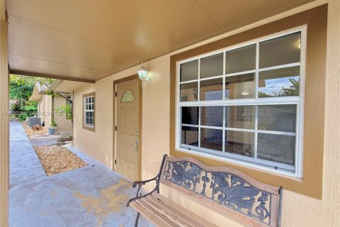 Снять в аренду виллу или дом в Майами, Флорида 2 спальни, 135.36м2, № 1989391 - фото 1