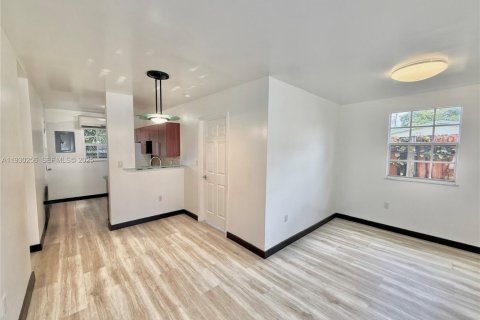 Снять в аренду виллу или дом в Майами, Флорида 2 спальни, 135.36м2, № 1989391 - фото 2