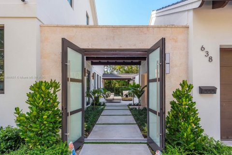 Купить виллу или дом в Корал-Гейблс, Флорида 5 спален, 319.58м2, № 1945395 - фото 2