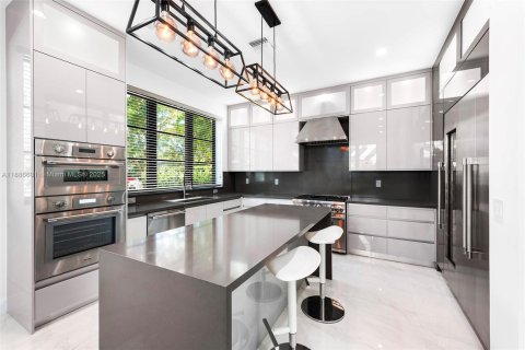 Купить виллу или дом в Корал-Гейблс, Флорида 5 спален, 319.58м2, № 1945395 - фото 12