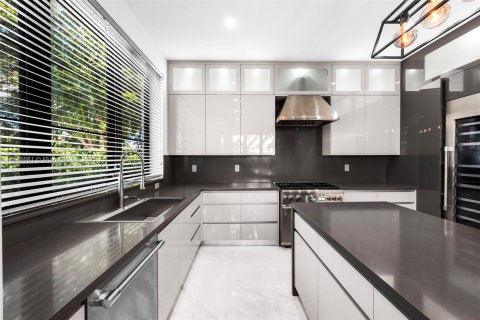 Купить виллу или дом в Корал-Гейблс, Флорида 5 спален, 319.58м2, № 1945395 - фото 15