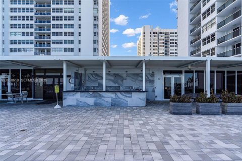 Condo in Hallandale Beach, Florida, 2 bedrooms № 1986995 - photo 24