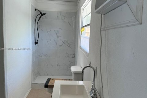 Condo in Hallandale Beach, Florida, 2 bedrooms № 1986995 - photo 14