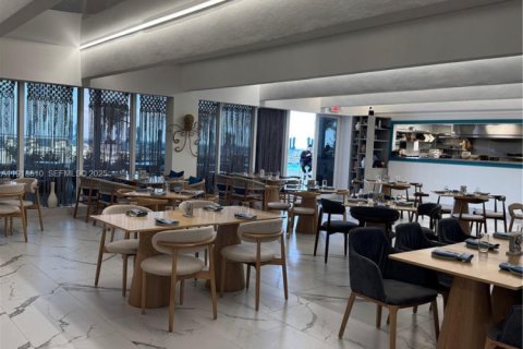 Condo in Hallandale Beach, Florida, 2 bedrooms № 1986995 - photo 17