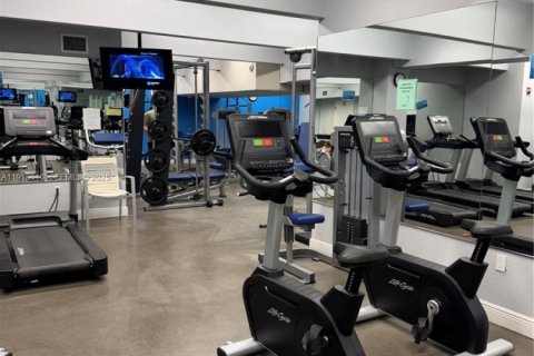 Condo in Hallandale Beach, Florida, 2 bedrooms № 1986995 - photo 19