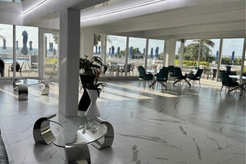 Condo in Hallandale Beach, Florida, 2 bedrooms № 1986995 - photo 18