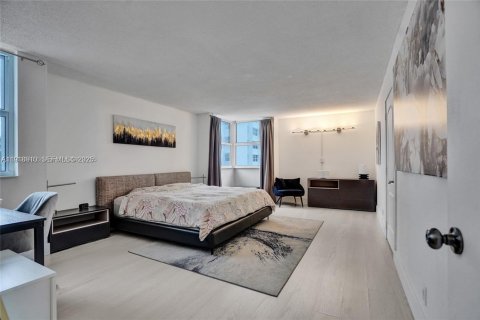 Condo in Hallandale Beach, Florida, 2 bedrooms № 1986995 - photo 27