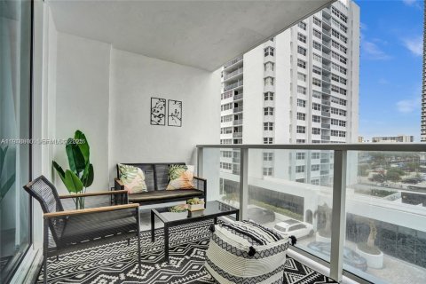 Condo in Hallandale Beach, Florida, 2 bedrooms № 1986995 - photo 25