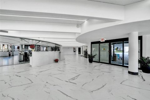 Condo in Hallandale Beach, Florida, 2 bedrooms № 1986995 - photo 16