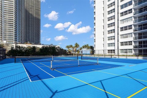 Condo in Hallandale Beach, Florida, 2 bedrooms № 1986995 - photo 22