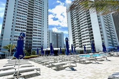 Condo in Hallandale Beach, Florida, 2 bedrooms № 1986995 - photo 1