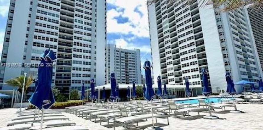 Condo in Hallandale Beach, Florida, 2 bedrooms № 1986995