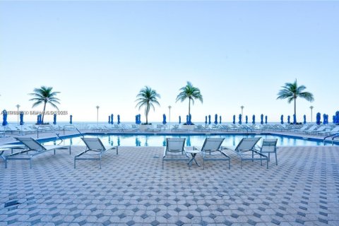 Condo in Hallandale Beach, Florida, 2 bedrooms № 1986995 - photo 4
