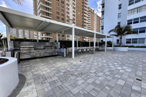 Condo in Hallandale Beach, Florida, 2 bedrooms № 1986995 - photo 23