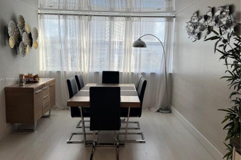 Condo in Hallandale Beach, Florida, 2 bedrooms № 1986995 - photo 6