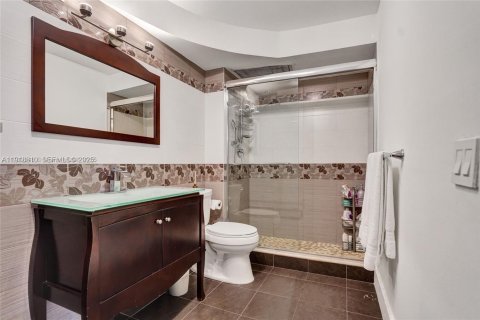 Condo in Hallandale Beach, Florida, 2 bedrooms № 1986995 - photo 28