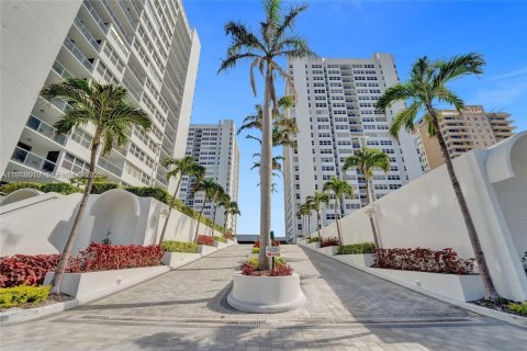 Condo in Hallandale Beach, Florida, 2 bedrooms № 1986995 - photo 2