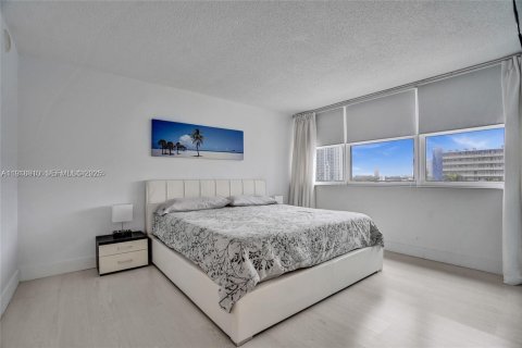Condo in Hallandale Beach, Florida, 2 bedrooms № 1986995 - photo 26