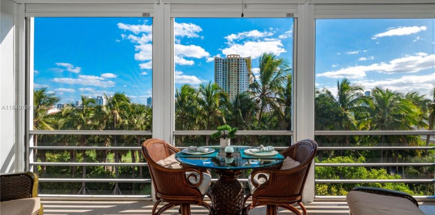 Condominio en Hallandale Beach, Florida, 2 dormitorios № 1831079