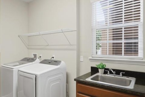 House in DeLand, Florida 4 bedrooms, 331.48 sq.m. № 2196062 - photo 25