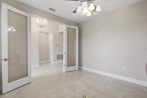 House in DeLand, Florida 4 bedrooms, 331.48 sq.m. № 2196062 - photo 7