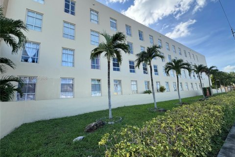 Condominio en venta en Hialeah, Florida, 2 dormitorios, 78.04 m2 № 1779373 - foto 2