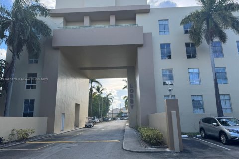 Condominio en venta en Hialeah, Florida, 2 dormitorios, 78.04 m2 № 1779373 - foto 5